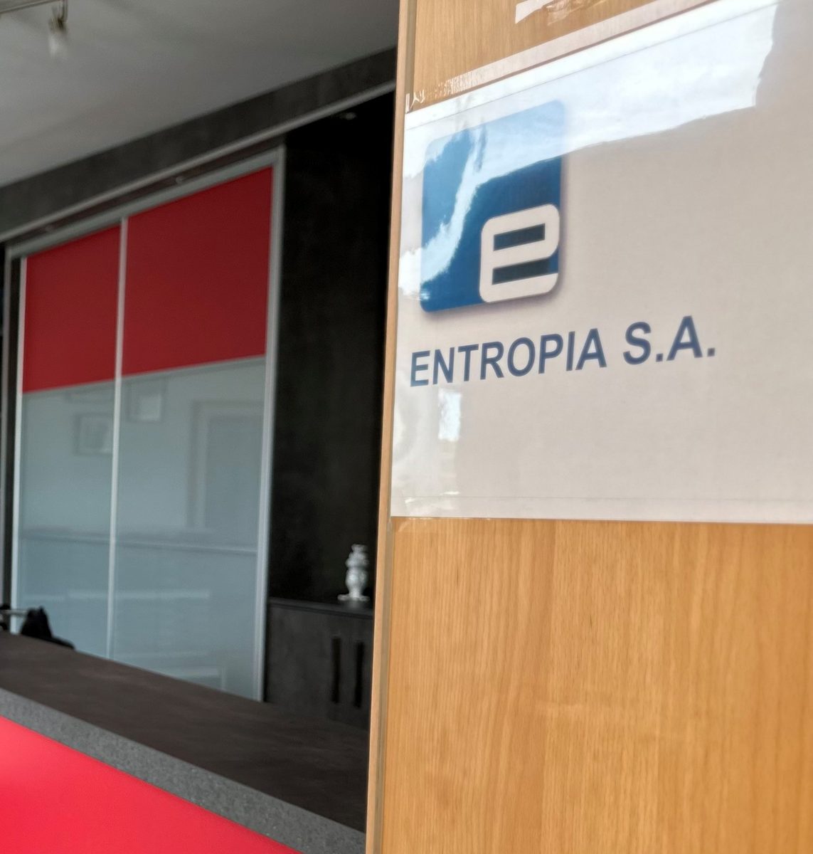 La plaque ENTROPIA S.A. à l'accueil des bureaux d'Ehlerange, devant le comptoir.